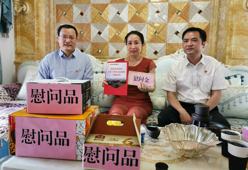 集團公司黨委副書(shū)記梁波（右）帶隊慰問(wèn)王喆家屬.jpg