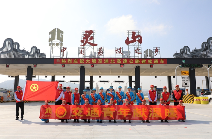 4-新發(fā)展集團靈山運營(yíng)分公司于靈山志愿服務(wù)站合影_副本.jpg