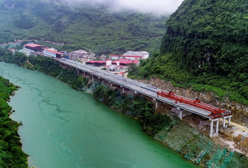 4.來(lái)都高速下耕高架特大橋建設現場(chǎng).jpg