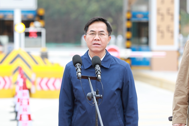 3.自治區交通運輸廳黨組成員、副廳長(cháng)韋勇球宣布通車(chē).jpg