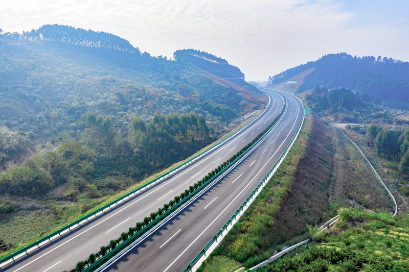 6.高速公路與群山相連，植被覆蓋率高，與原生態(tài)環(huán)境恢復有機結合.jpg