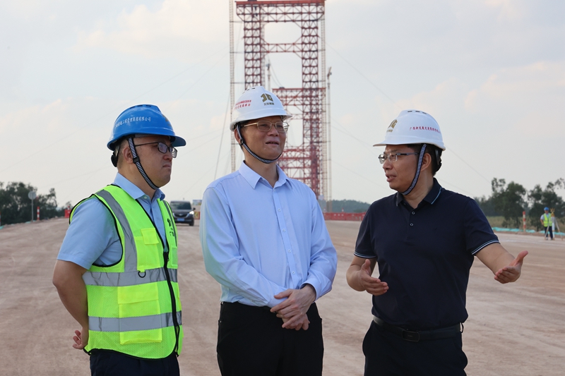 周善雄（中）在武忻高速建設現場(chǎng)調研.jpg