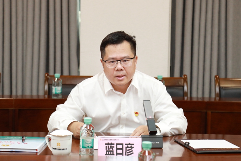 一線(xiàn)藍日彥為欽北改擴建指揮部黨員干部宣講二十大精神.jpg