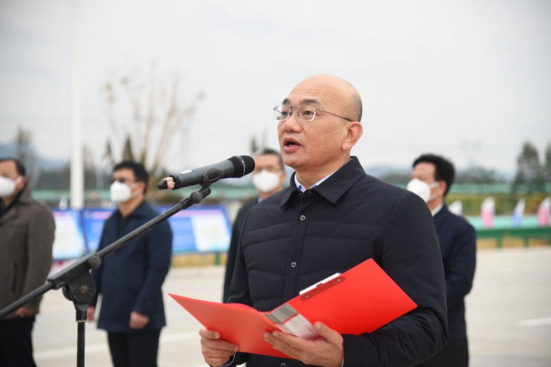 自治區交通運輸廳黨組成員、總工程師陳津維宣布通車(chē).jpg