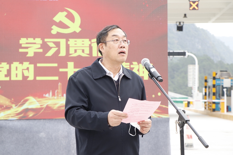 廣西北部灣投資集團總經(jīng)理高新主持通車(chē)儀式.JPG
