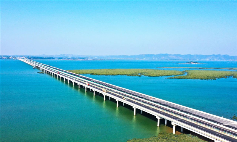 蘭州至?？诟咚俟窂V西欽州至北海段改擴建工程鐵山港跨海特大橋.jpg