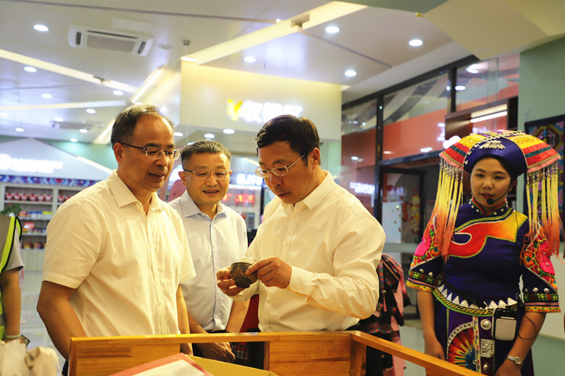 金善文（右二）聽(tīng)取服務(wù)區農產(chǎn)品板塊匯報_副本.jpg