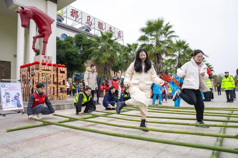 1.旅客在那馬服務(wù)區體驗“竹竿舞”.jpg